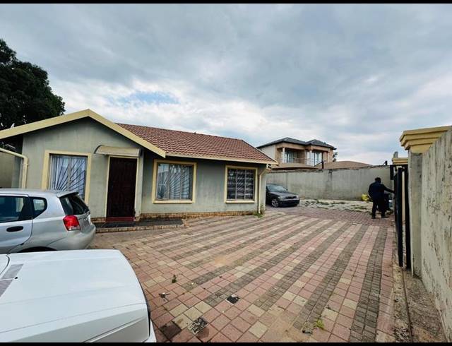 5 BEDROOM HOUSE FOR SALE IN ORMONDE VIEW
